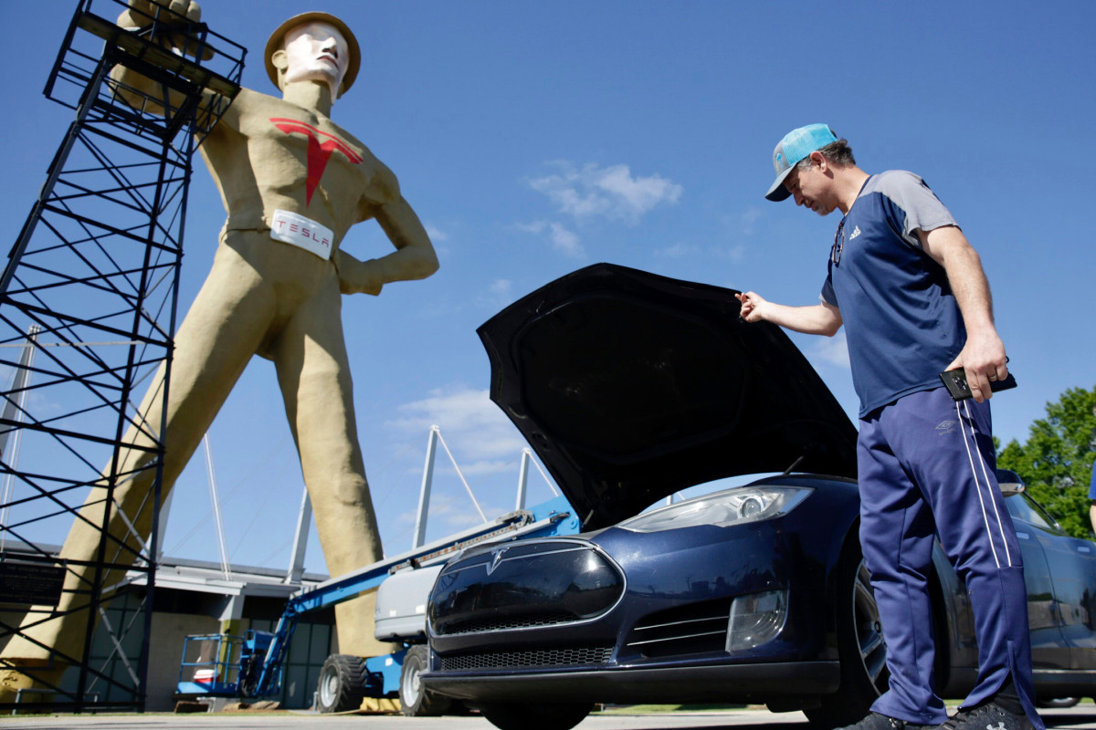 Tulsa launches a giant statue of Elon Musk to help lure Tesla to the city