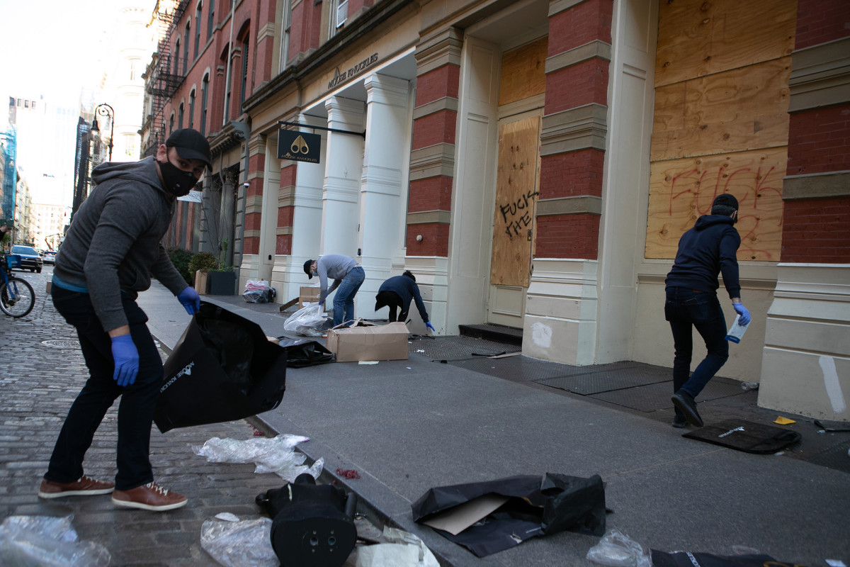 De Blasio patronizes looting in NYC despite a viral video