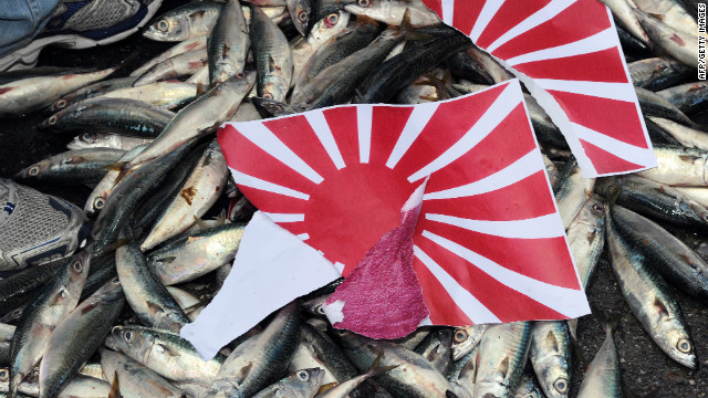 Divided Japanese people & # 39; The Rising Sun ' The flag was installed on dead fish during a demonstration in Taipei on September 14, 2010, above the disputed Senkaku / Diaoyu island chain.