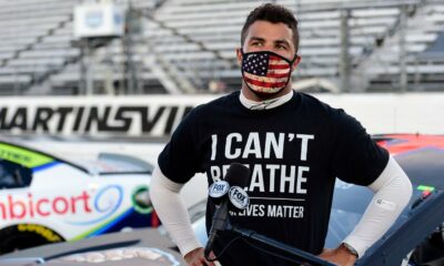 Bubba Wallace se toma una foto en la salida de Talladega con los pilotos a sus espaldas