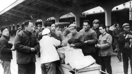 Chinese travelers buy their breakfast from a street vendor at Chunghow Train Station in 1975. Prime Minister Li Keqiang has suggested that more street vendors can help fix the shadowing work crisis.