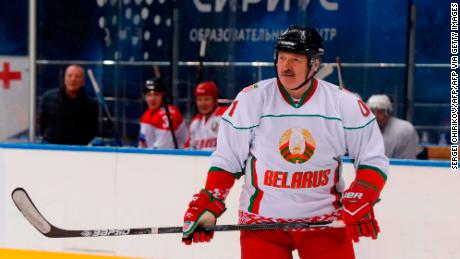 & # 39; It's better to stand dead than to live on your knees. Belarus President Alexander Lukashenko said at the ice hockey match