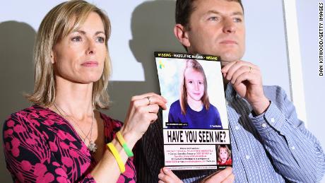 Kate and Gerry McCann hold the image of Madeleine police growing with age during a press conference in London on the 5th anniversary of her departure in May 2012.