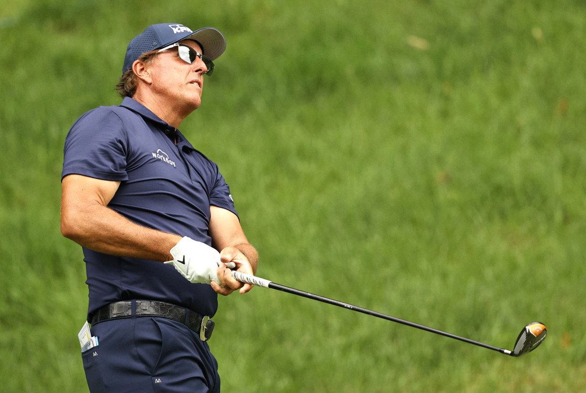 Phil Mickelson leads the storm in the second round at Travelers