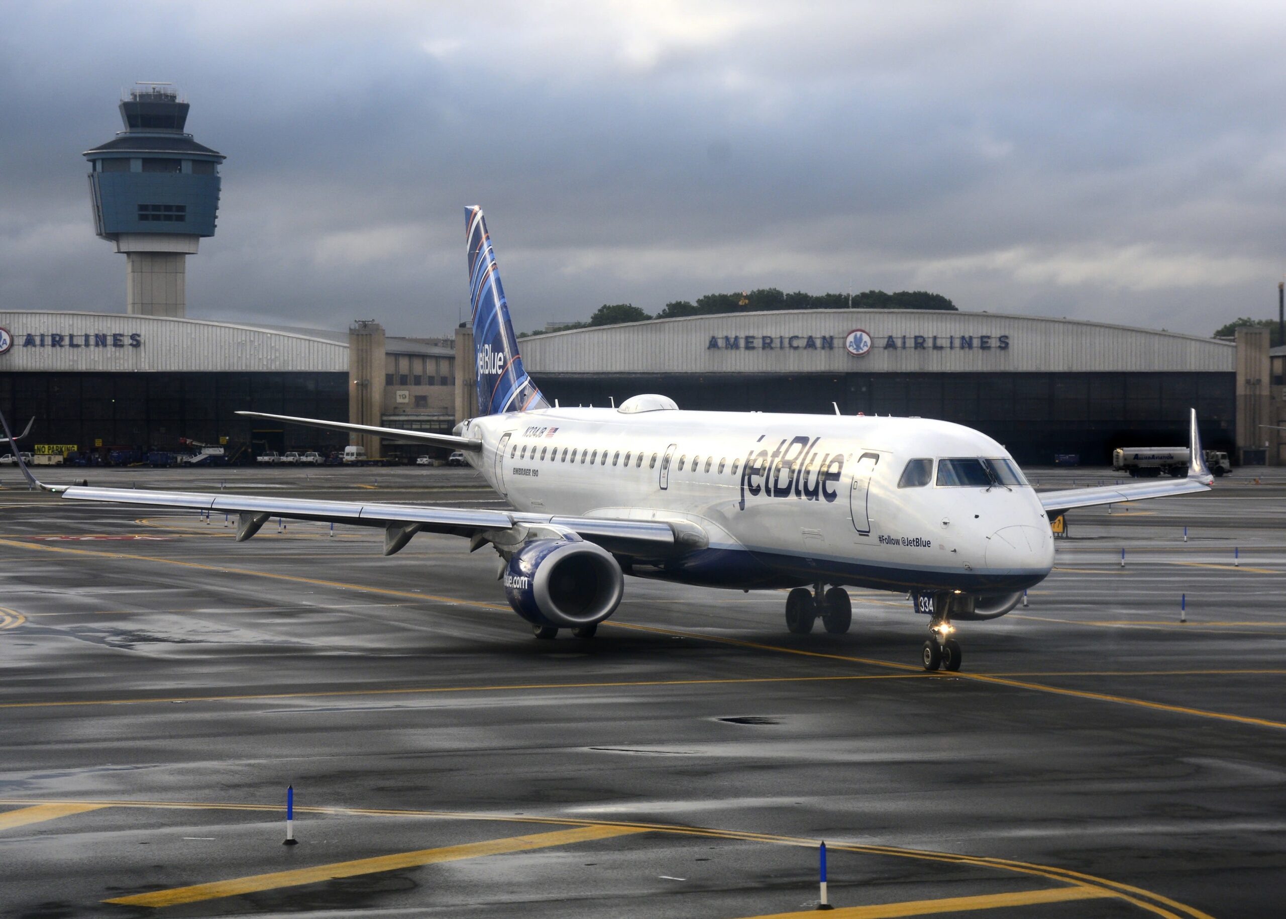 American partners with JetBlue in bid for New York and Boston