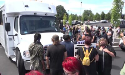 Bend protest: Oregon crowd blocks ICE detention buses for hours until federal agents intervene