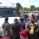 Bend protest: Oregon crowd blocks ICE detention buses for hours until federal agents intervene