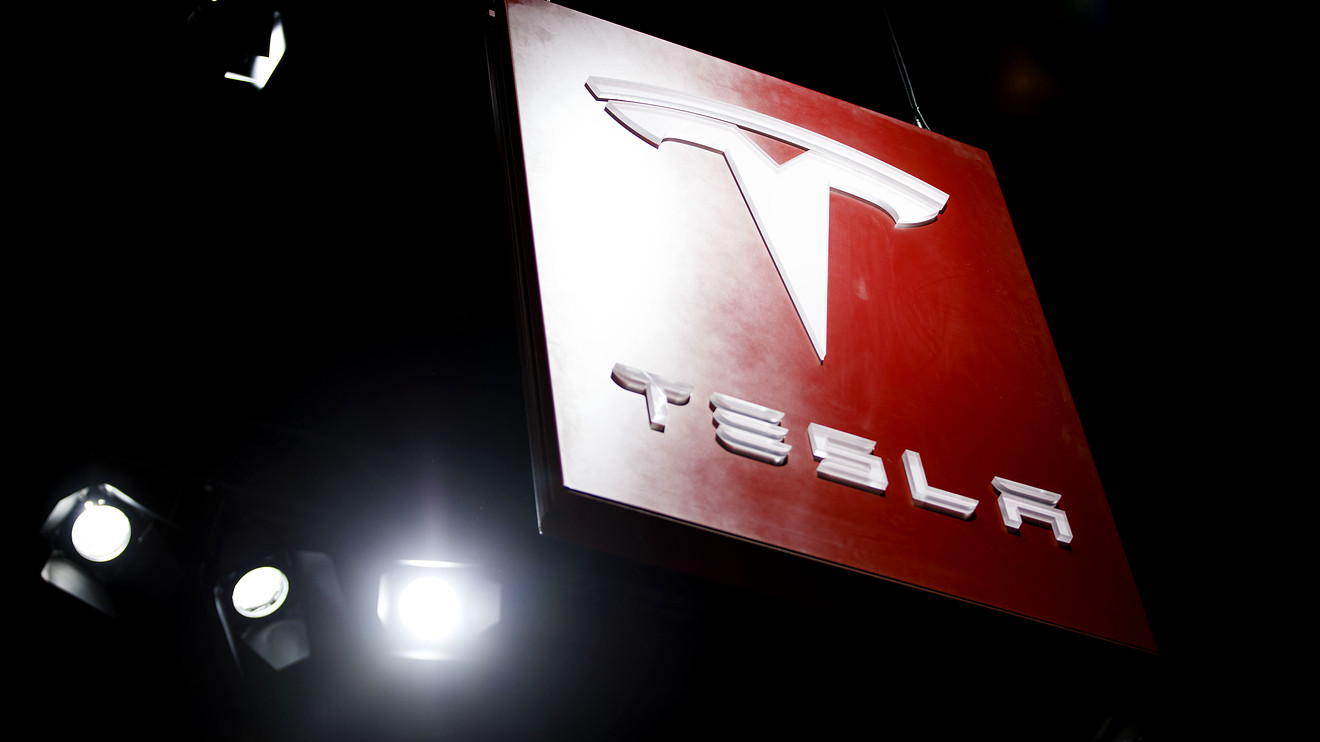 Tesla Shares Slip Into Correction After Disclosure Of Another Major Seller