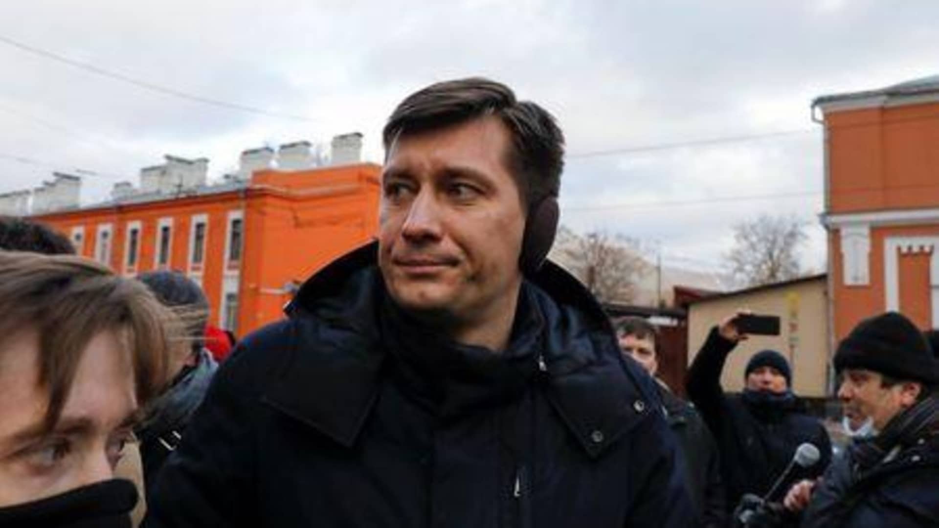 Russia detains opposition politician by suppressing Kremlin critics