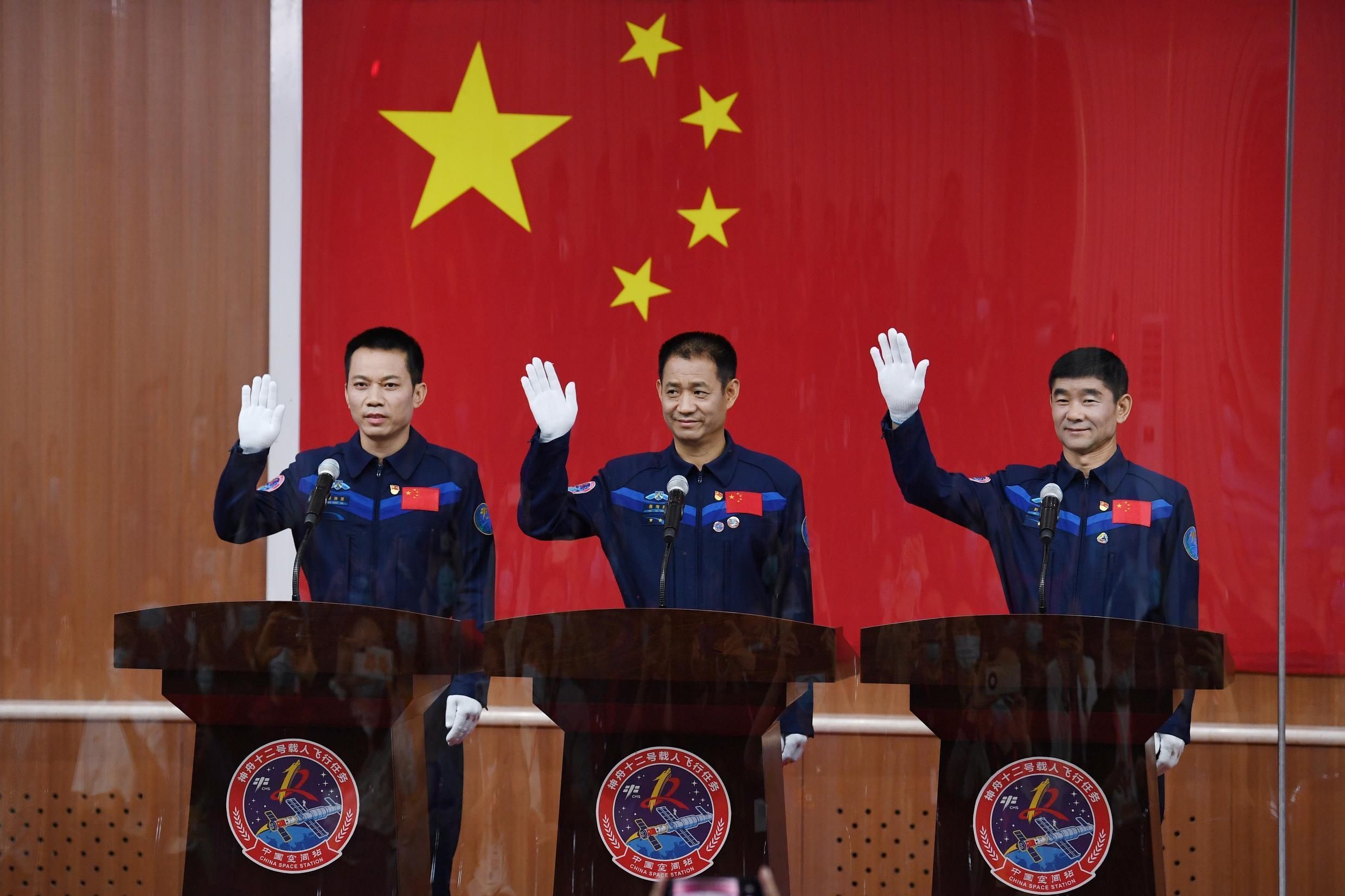 Astronauts Nie Haisheng (d), Liu Boming (d), and Tang Hongbo are photographed shortly before the launch of the spacecraft. 