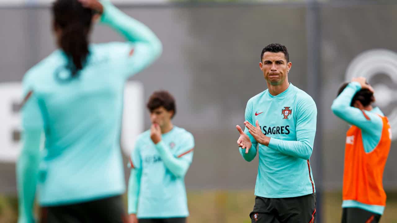 Portugal conducts its last training session on Portuguese soil and travels to Budapest.