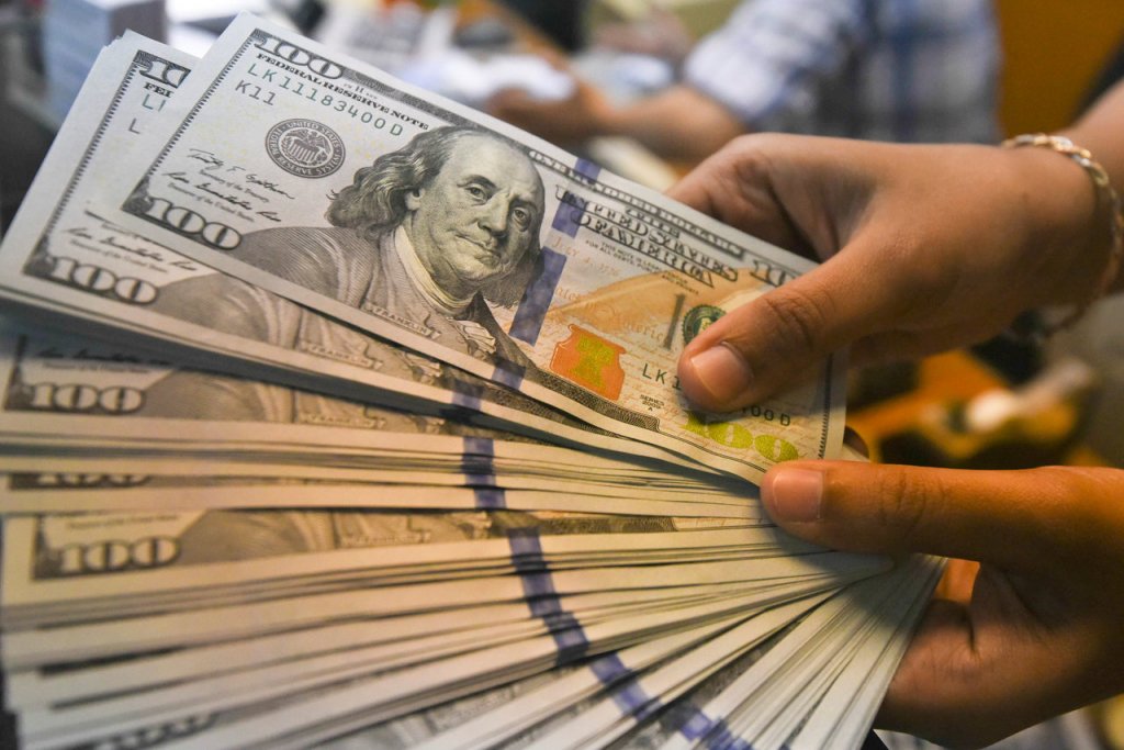 The dollar returns to 5 reales with the political scenario on the radar;  Ibovespa retreats