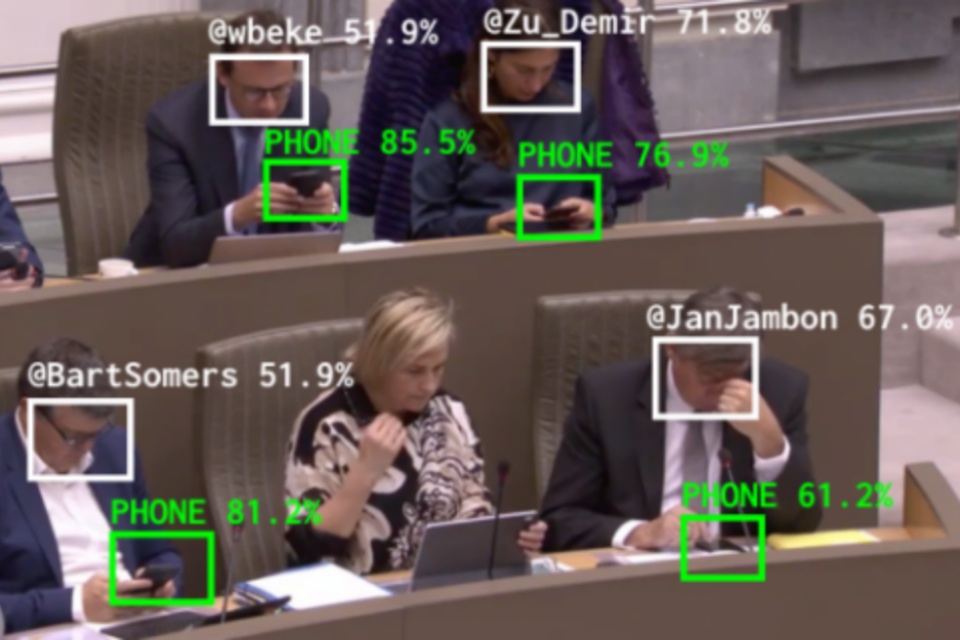 Imagem de: IA identifica políticos distraídos com o celular durante debates