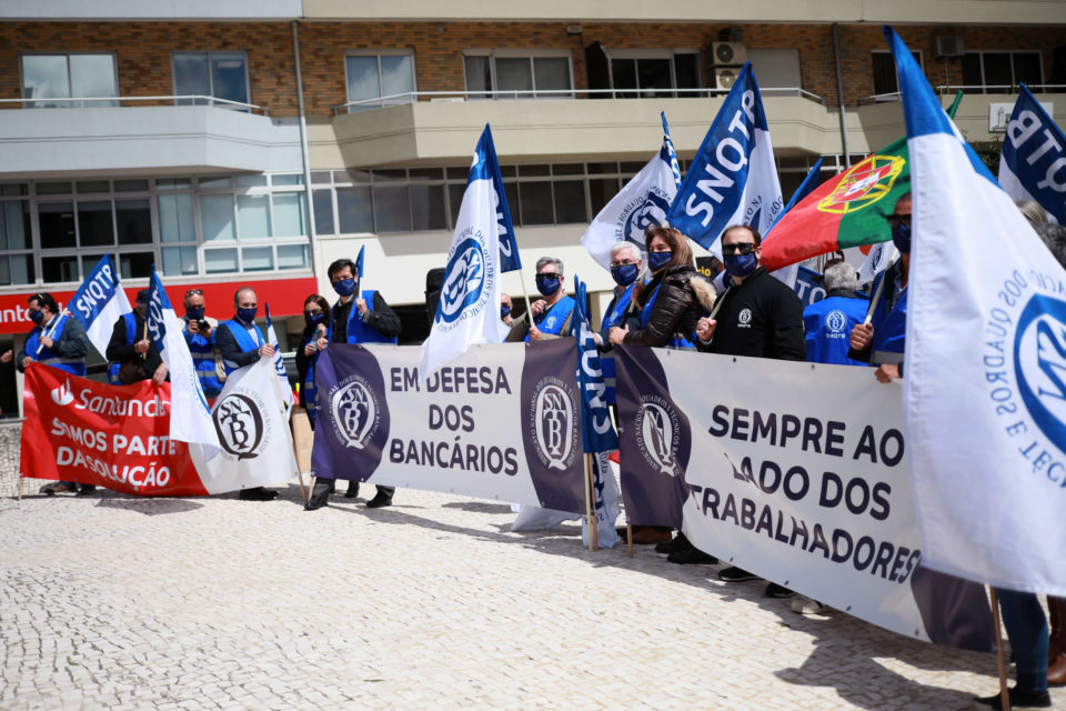 Banker Unions Demonstrate Against “Mass Job Cuts” - O Jornal Económico