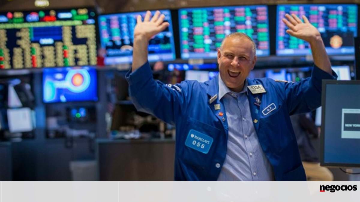 Wall Street Records.  Dow closes above 35,000 pips for the first time - Stock Exchange