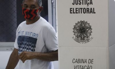 Eleitor na cabine de votação