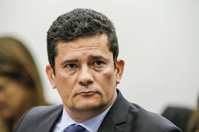 Sergio Moro reappears in political debate with the Lava Yato flag