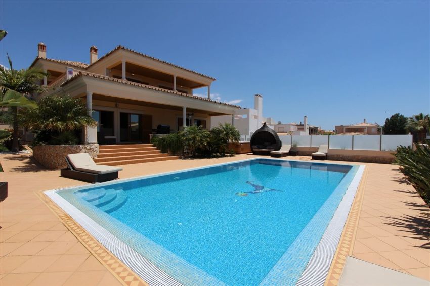 Villa with pool or penthouse.  Nearly eight out of ten people travel to Idealista to dream of a luxury home - O Jornal Económico