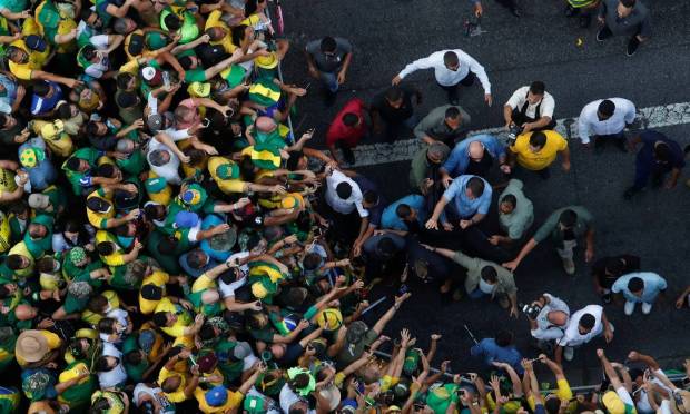 The moment when Bolsonaro arrives at the event to appear on the podium at Avenida Paulista.  Photo: Amanda Perobelli / REUTERS