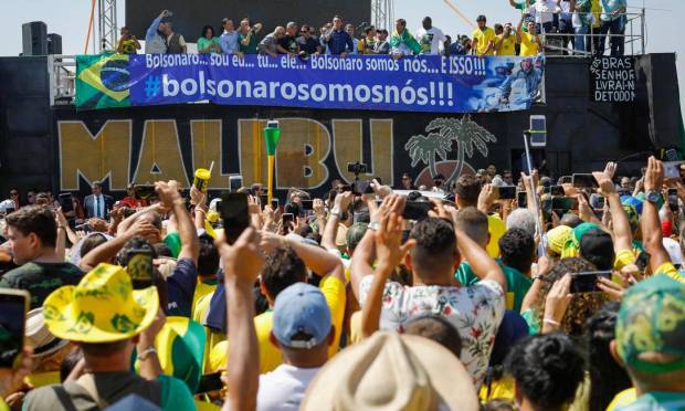 Bolsonaro speaks to supporters along with Vice President Hamilton Mouran and Infrastructure Minister Tarsicio Gomes de Freitas in Brasilia.  Photo: SERGIO LIMA / AFP