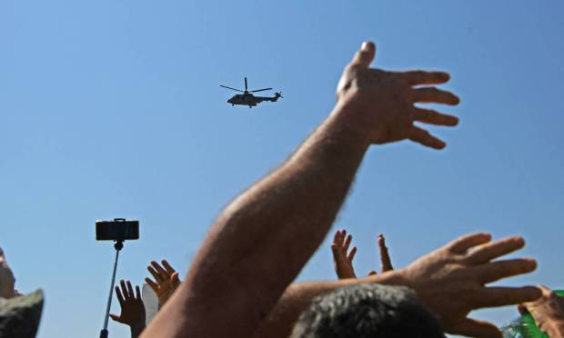 Supporters wave to Bolsonar aboard a Brazilian Air Force helicopter in Brasilia.  Photo: CARL DE SOUZA / AFP.
