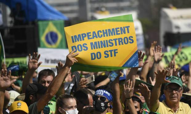 Supporters of President Bolsonaro with a poster in English are asking STF ministers to leave the Esplanade of Ministries in Brasilia.  Photo: Mateus Bonomi / Agência O Globo.