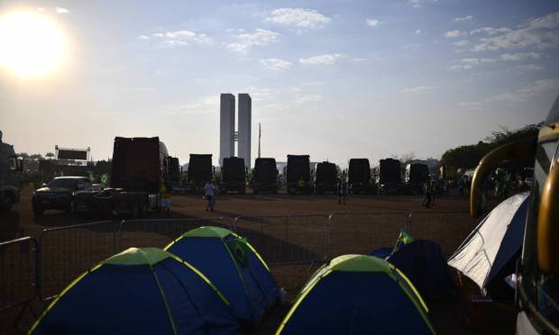 Supporters of President Jair Bolsonaro's camp near the Esplanade of Ministries Photo: Mateusz Bonomi / Agencia O Globo