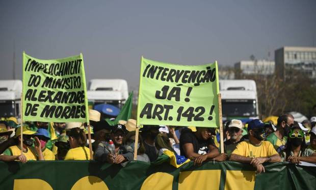 Presidential supporters ask for military intervention - it speaks of dictatorship - during a speech in Brasilia Photo: Mateus Bonomi / Agencia O Globo