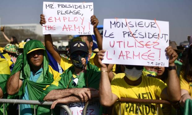 Presidential supporters ask for military intervention in French during an event in Brasilia.  Photo: Mateusz Bonomi / Agencia O Globo