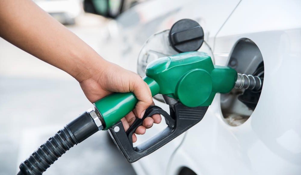 The government drastically cuts fuel tax