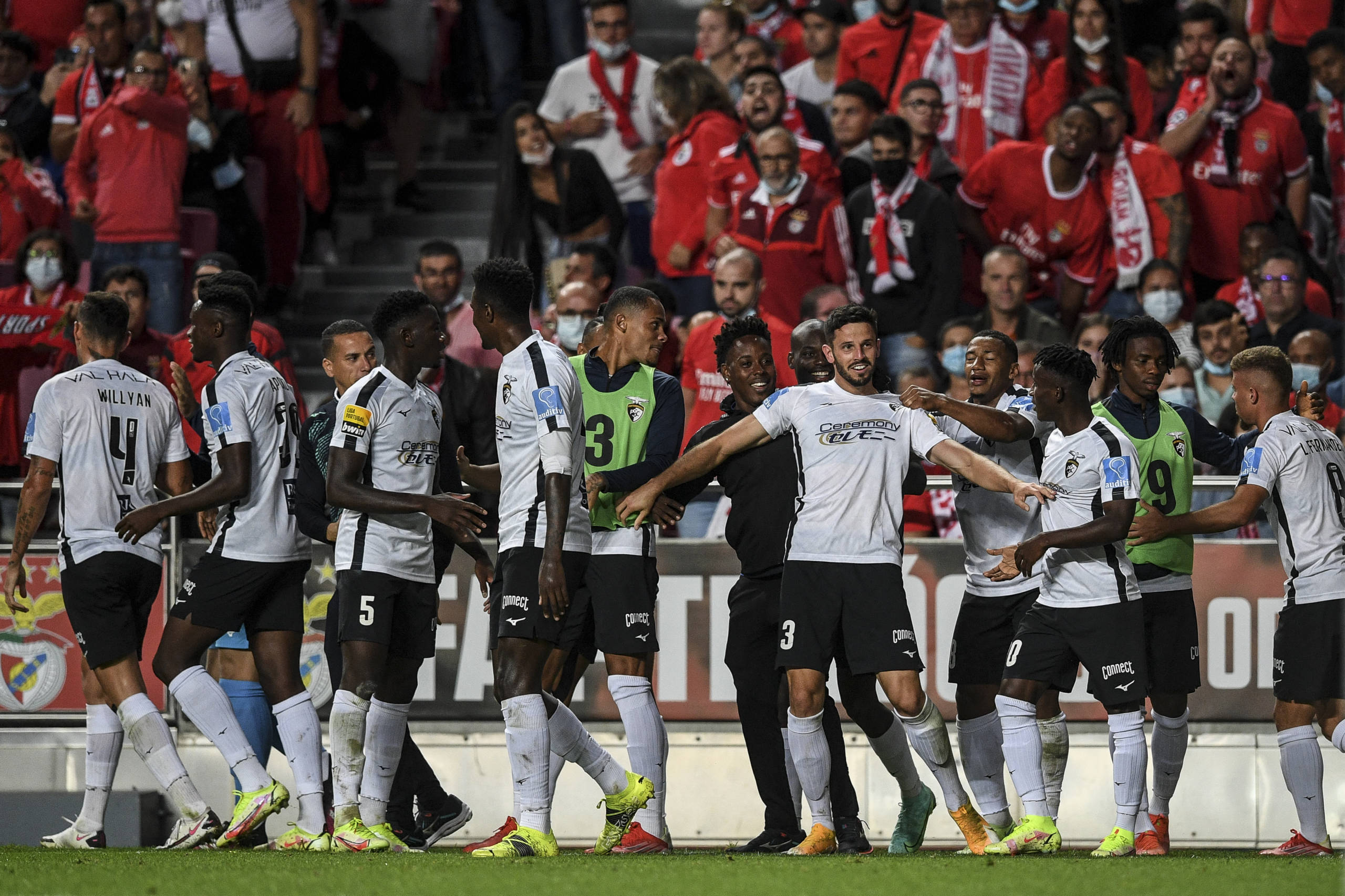 Benfica, the leader of the Portuguese championship, loses to Portimonense at the Estádio da Luz stadium.