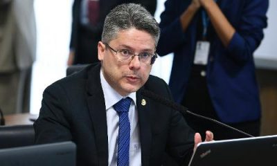 Senator Alessandro Vieira says Aras is "a politician dressed as PGR"