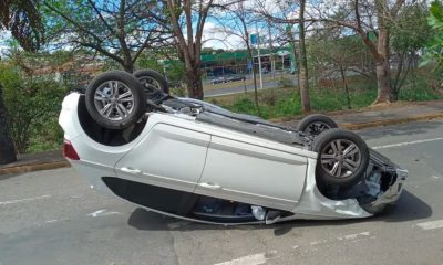 Ilustração acidentes de carro com iPhone a pedir socorro