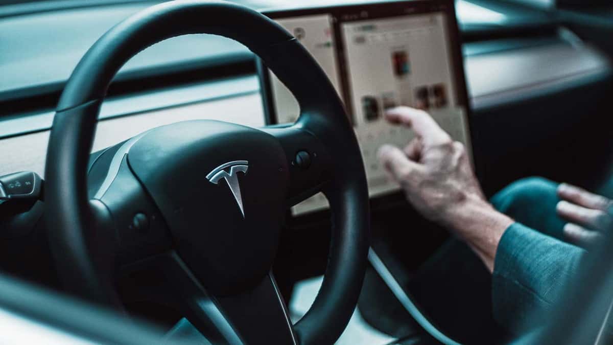 The new Teslas comes without a USB interface!  What's up?