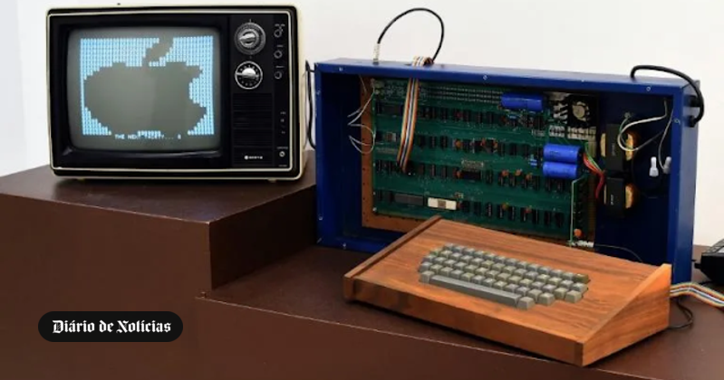 The original Apple computer, designed by Steve Jobs and Steve Wozniak, sells for $ 400,000.