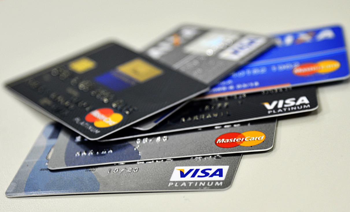 Usar cartões bancários vai ficar mais caro! Conheça os novos preços