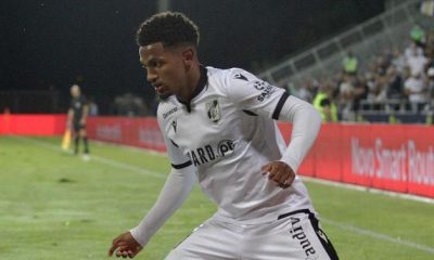 BALL - Leao's climb stopped by Marcus Edwards (Sporting)