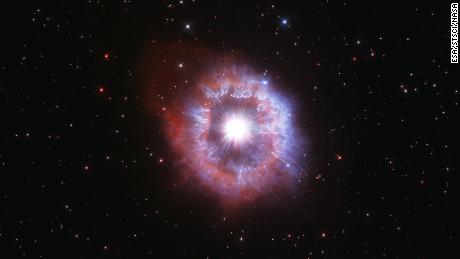 Hubble discovers rare giant star struggling with self-destruction