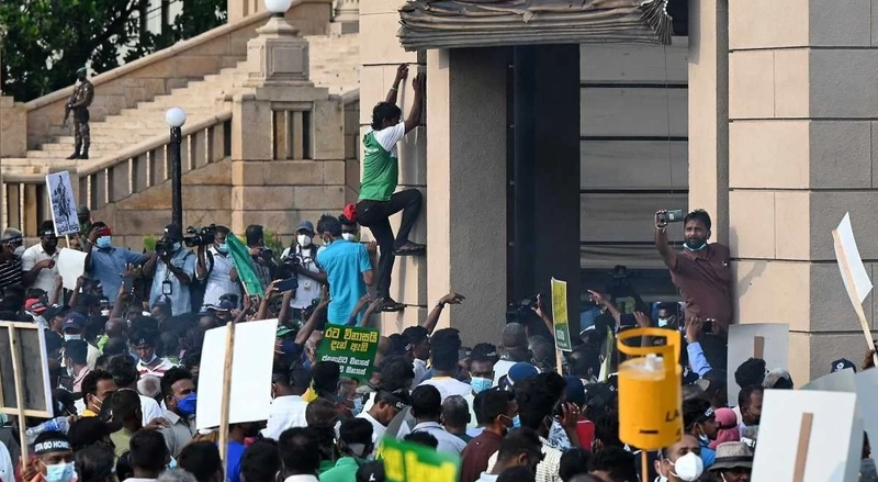 Protesters tried to invade the home of the President of Sri Lanka - Politics - RTP Madeira