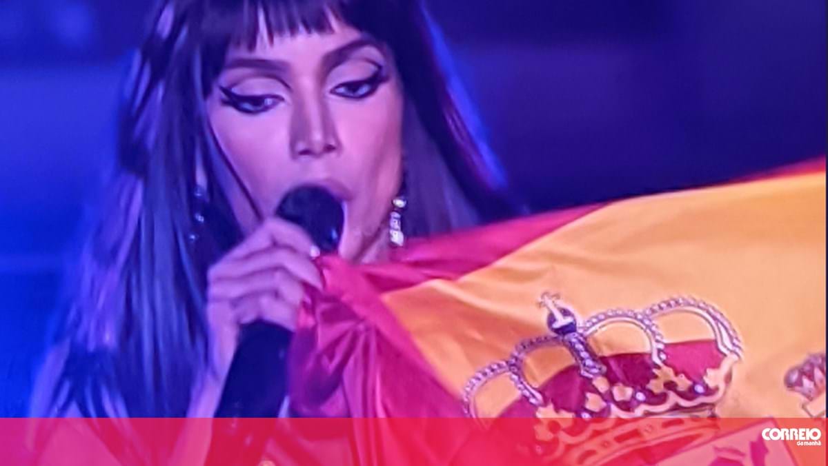 Anitta enters the Rock in Rio stage with a Spanish flag and is devastated.  See photos - Famous