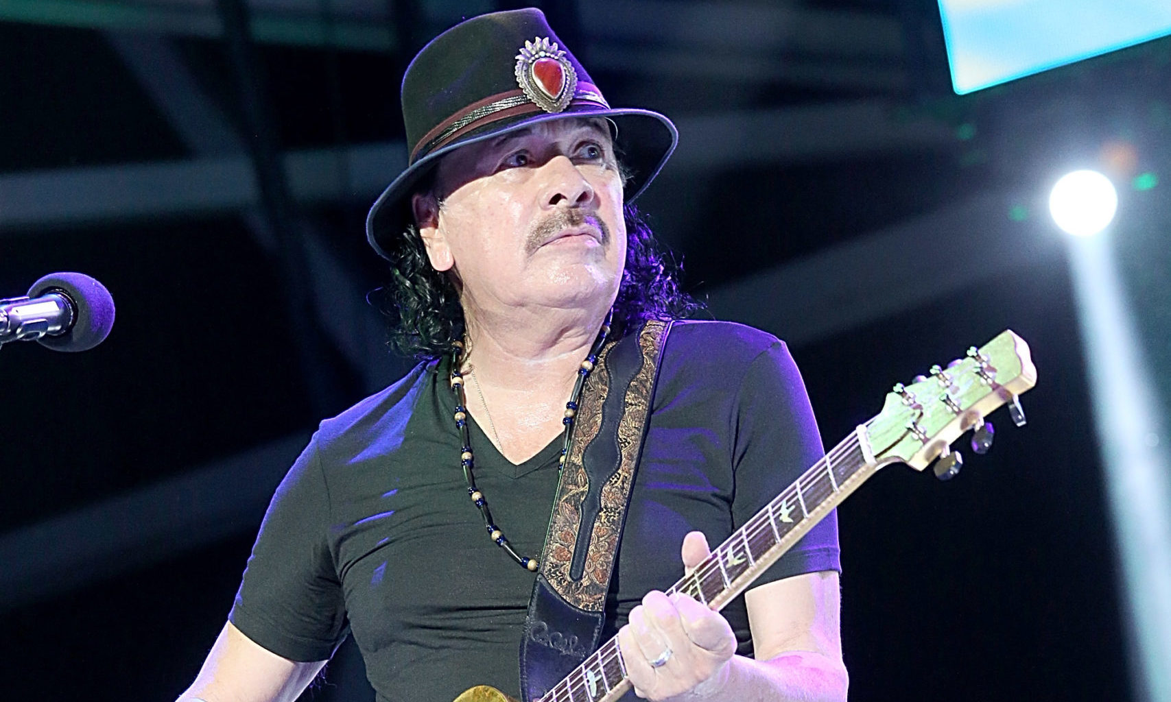 Carlos Santana passed out during the concert: "I forgot to eat and drink water"