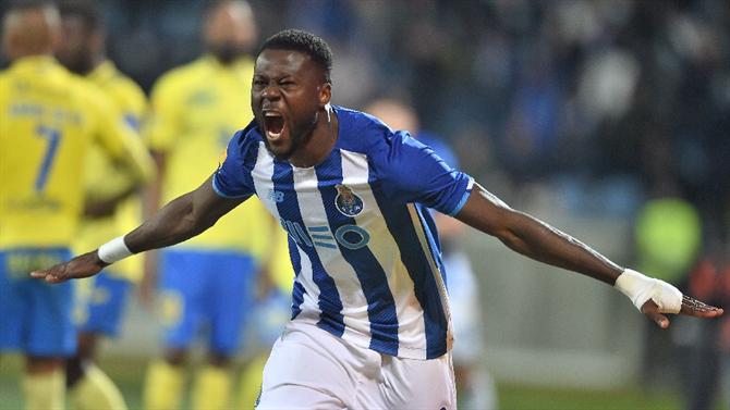 BALL - Mbemba makes decision (Porto)