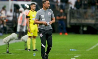 BALL - Vitor Pereira criticizes the players: "We played with a full stomach" (Corinthians)