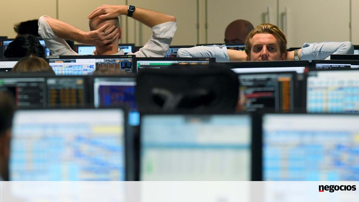 Bargain hunters bring profit to Europe.  Oil continues to fall - markets in a minute
