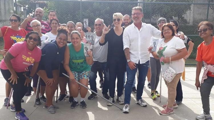 Candidate Venissius (in white shirt and jeans, foreground right) visits the Esporte Pole Presente in Parque Real, in Realengo - Reproduction / Instagram - Reproduction / Instagram