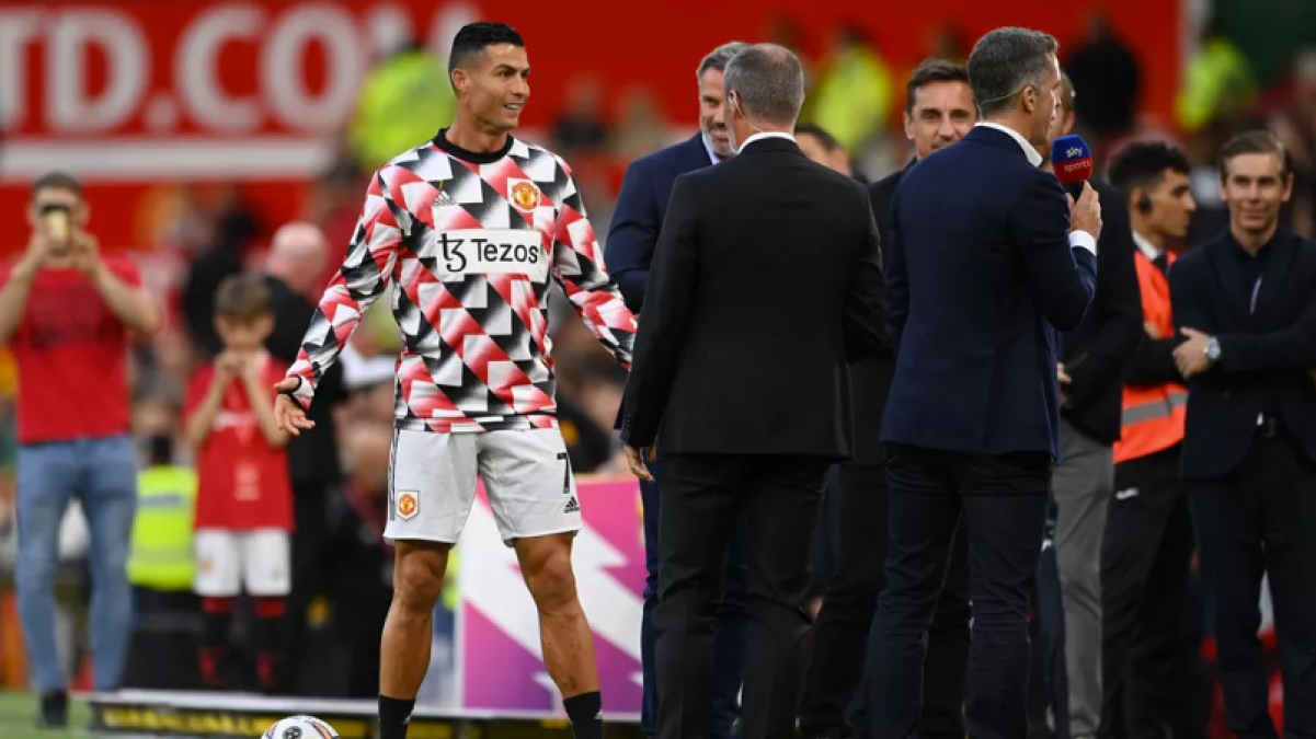 Ronaldo leaves Carragher "empty-handed".  Portuguese player welcomes Gary Neville and Roy Keane and ignores ex-Liverpool player