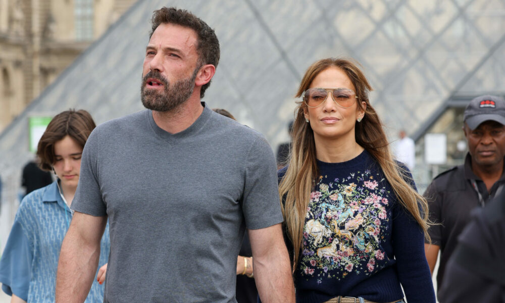 Split up?  Three weeks after their wedding, Jennifer Lopez and Ben Affleck decided to "leave".