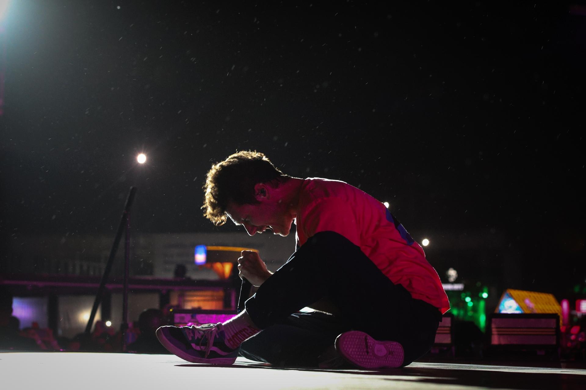 Bastille sits down to sing while performing on stage at Mundo do Rock in Rio - Zô Guimarães/UOL