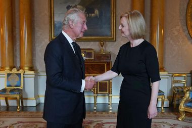TOPSHOT.  King Charles III (left) greets British Prime Minister Liz Truss (right) during their first meeting at Buckingham Palace in London on September 9, 2022.  recognizable by billions of people around the world, died in her retreat in Scotland on 8 September.  (Photo by Yui Mok/POOL/AFP)