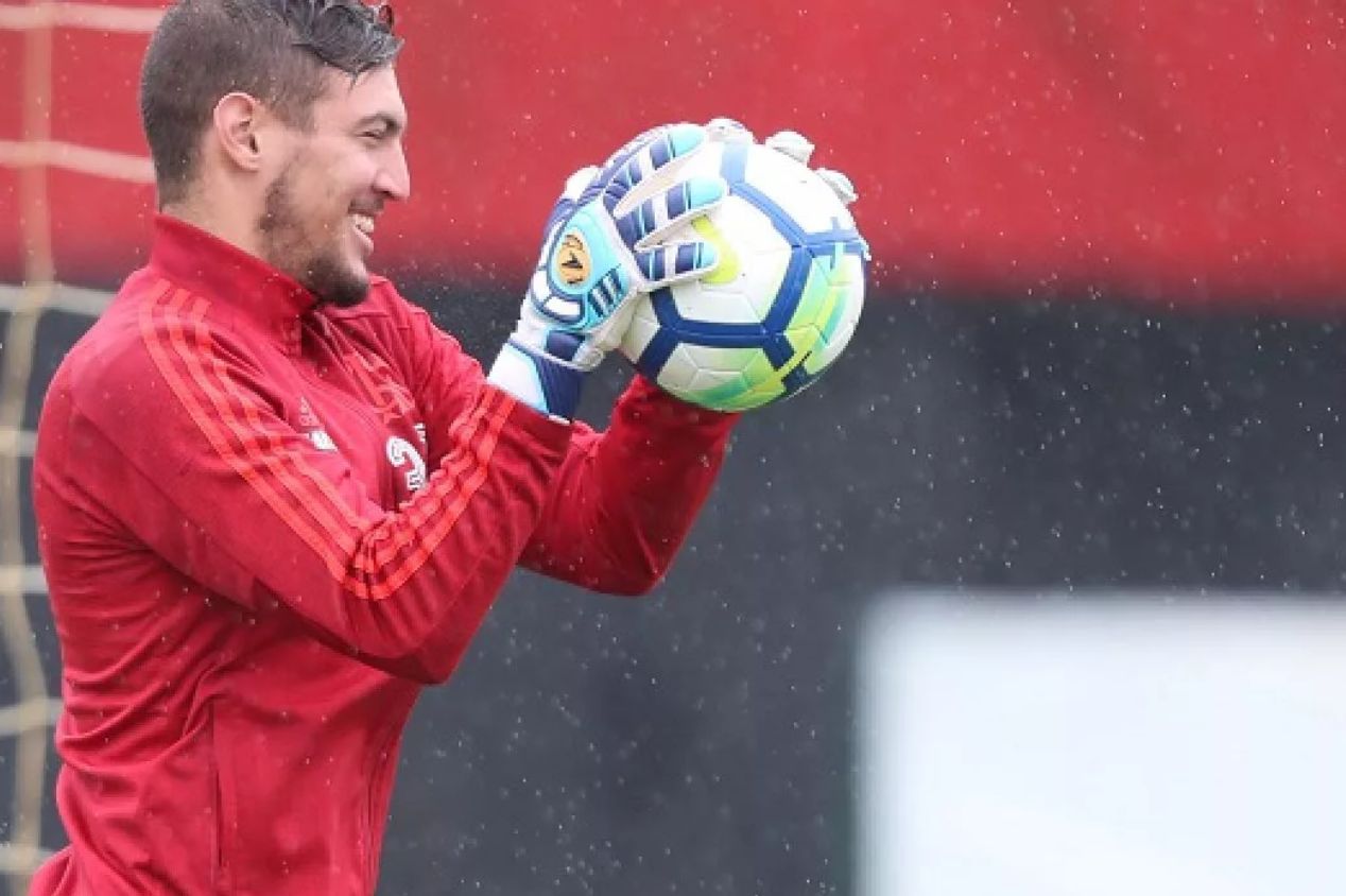 Former Flamengo goalkeeper has signed a friendly agreement with the Portuguese club and is free on the ball market